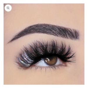 A Deluxe Cosmetics “Glamour” Lash